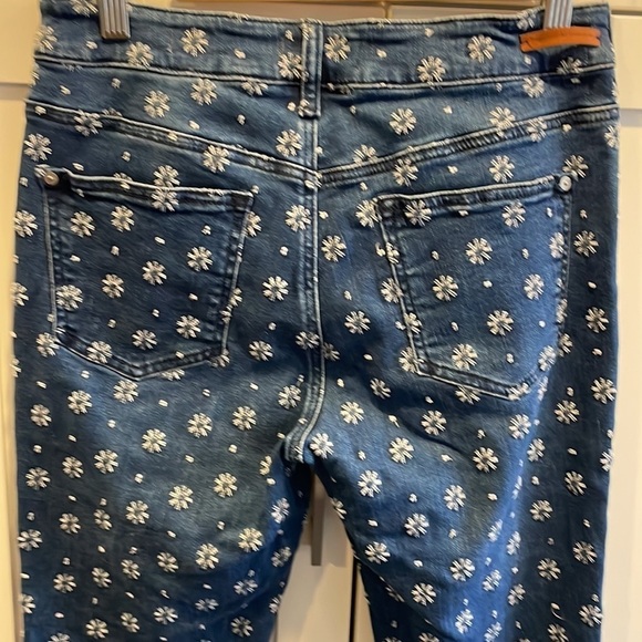 Anthropologie Pilcro Daisy Embroidery High Rise Crop Jeans - Picture 8 of 15